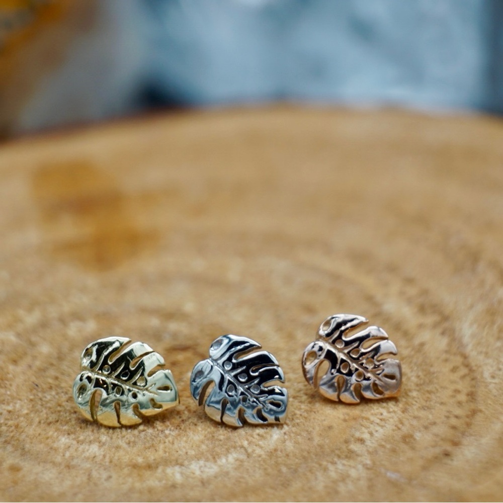 Duchess Monstera Leaf solid 18k gold threadless end by Regalia Body Jewelry